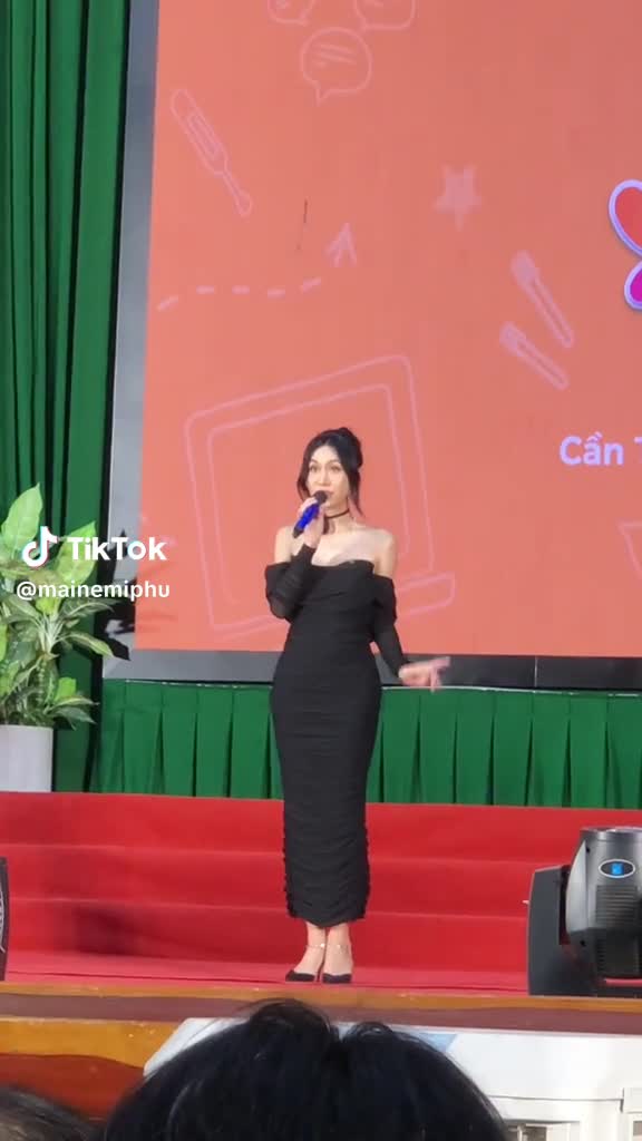 lynk-lee-dien-vay-goi-cam-di-hat-nhan-sac-qua-camera-thuong-ra-sao-1680843872.mp4