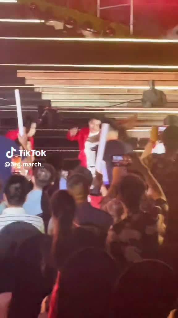 my-tam-khien-dan-mang-tien-dinh-vi-hanh-dong-tren-san-khau-1689245015.mp4