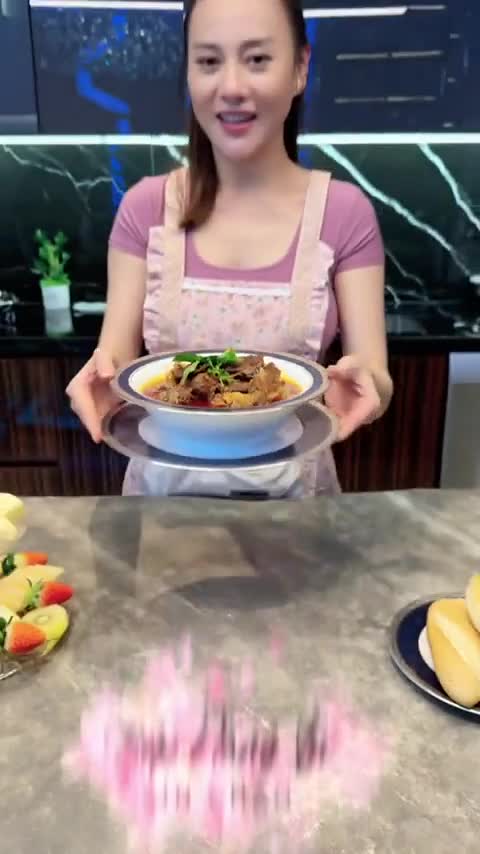 phuong-oanh-bay-meo-lam-bo-sot-vang-an-toan-cho-ba-bau-ngoi-sao-1702266819.mp4