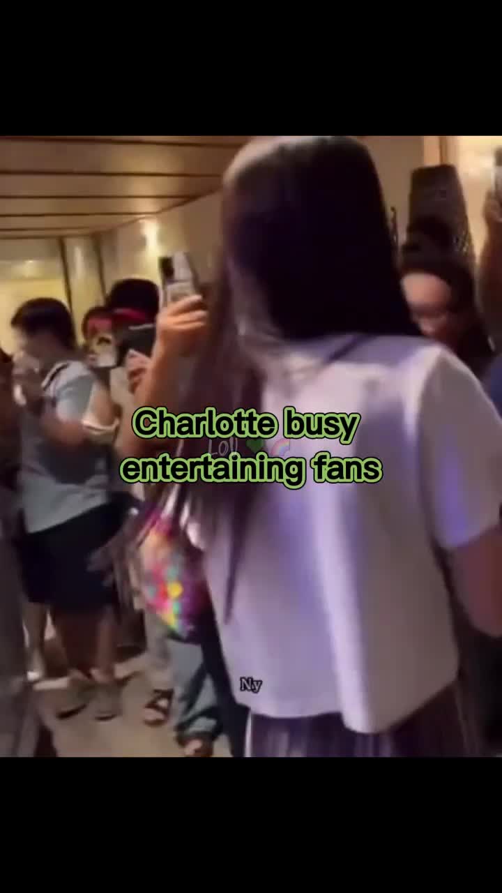 ro-clip-engfa-waraha-phach-ao-de-chiem-spotlight-cua-mot-a-hau-khac-1684380369.mp4