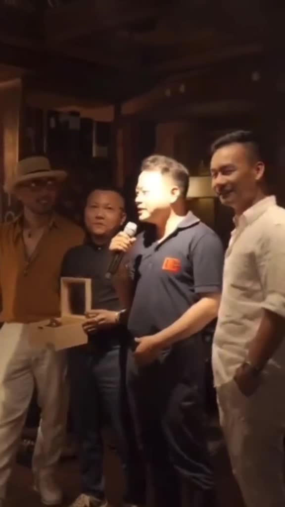 shark-binh-bay-to-tinh-cam-voi-phuong-oanh-truoc-ban-be-con-goi-bang-tu-ngot-lui-tim-nay-1685972845.mp4