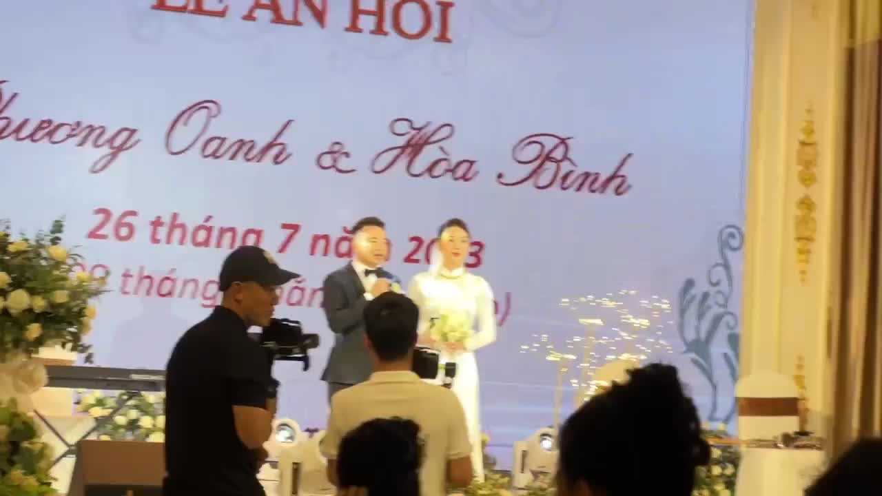 shark-binh-phat-bieu-tren-san-khau-bay-to-mong-muon-hon-nhan-ben-chat-voi-phuong-oanh-1690369824.mp4