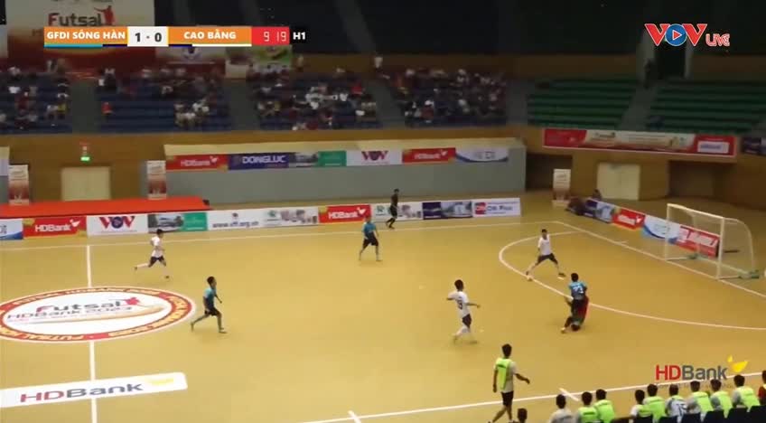 thu-mon-cao-bang-chan-thuong-ron-nguoi-bat-tinh-giua-tran-dau-1680494753.mp4