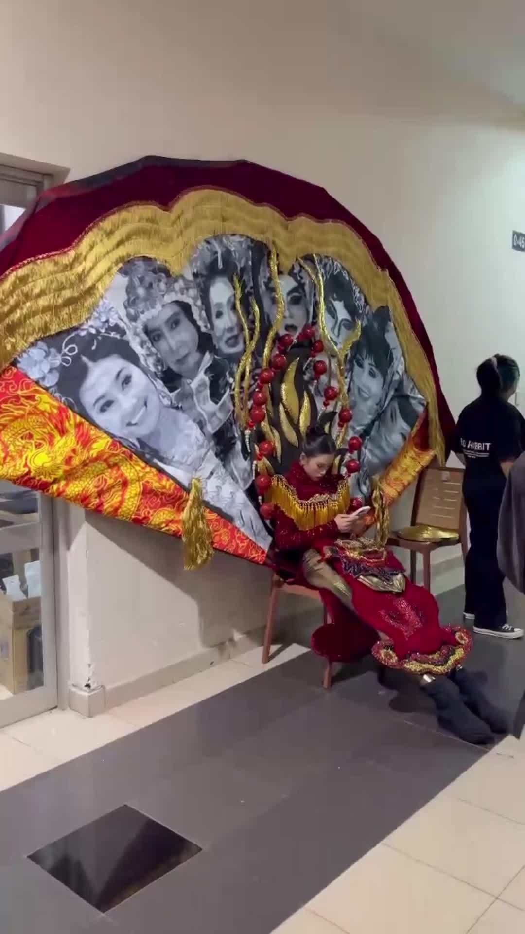 tieu-vy-bat-luc-truoc-thiet-ke-ma-dao-dien-hoang-nhat-nam-do-ni-dong-giay-cho-co-tai-national-costume-1692541765.mp4