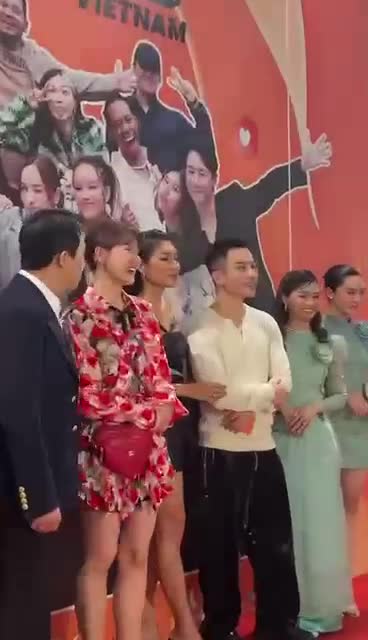 tran-thanh-va-hari-won-dinh-nhu-sam-tai-su-kien-nhan-sac-qua-camera-thuong-cua-cap-doi-the-nao-1-1691742162.mp4