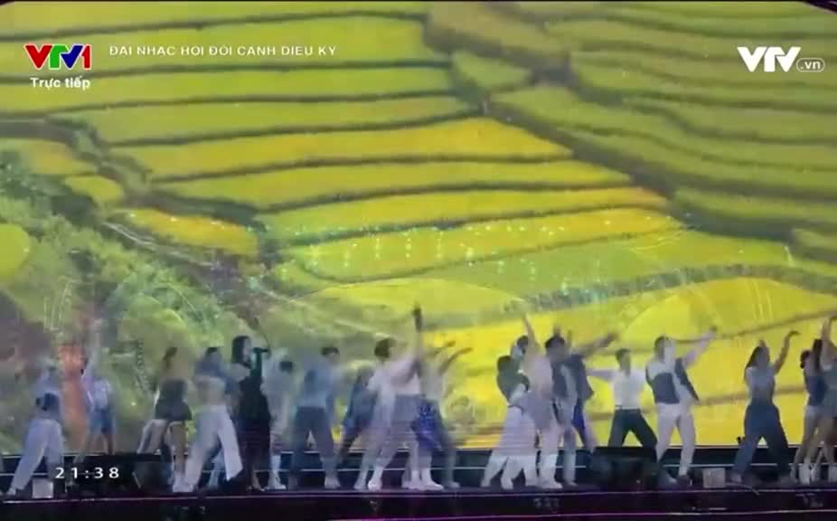 van-mai-huong-gap-su-co-tren-song-truyen-hinh-truc-tiep-xu-ly-ra-sao-1687160007.mp4