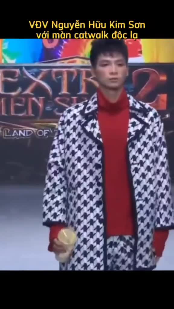 vdv-boi-loi-nguyen-huu-kim-son-voi-man-catwalk-doc-la-vua-di-vua-uong-tra-sua-1691229087.mp4