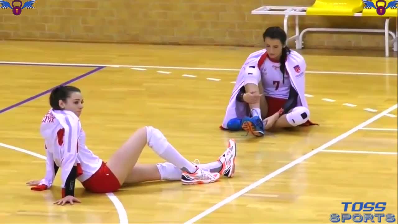 video-thien-than-bong-chuyen-ba-lan-cung-dong-doi-lam-nong-co-the-gay-sot-1680173484.mp4