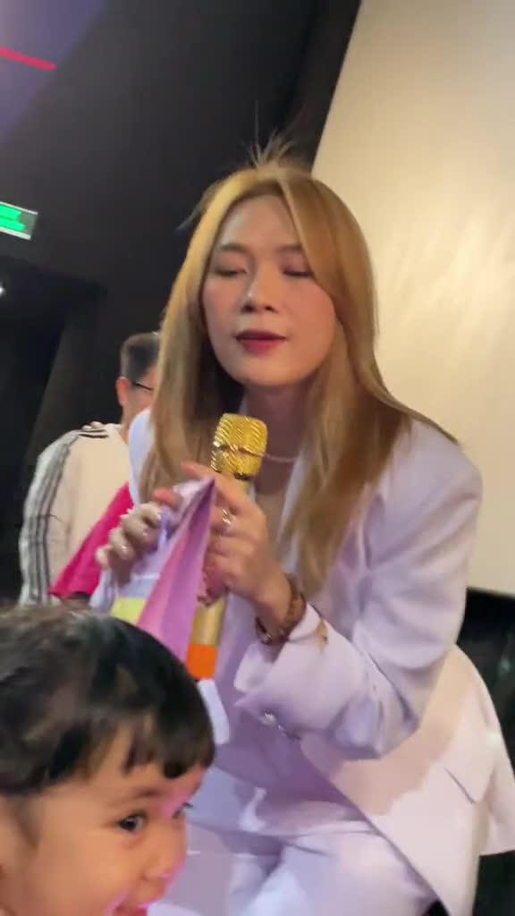 xinh-bat-chap-moi-loai-cam-luon-aa-huhuu-1682920615.mp4