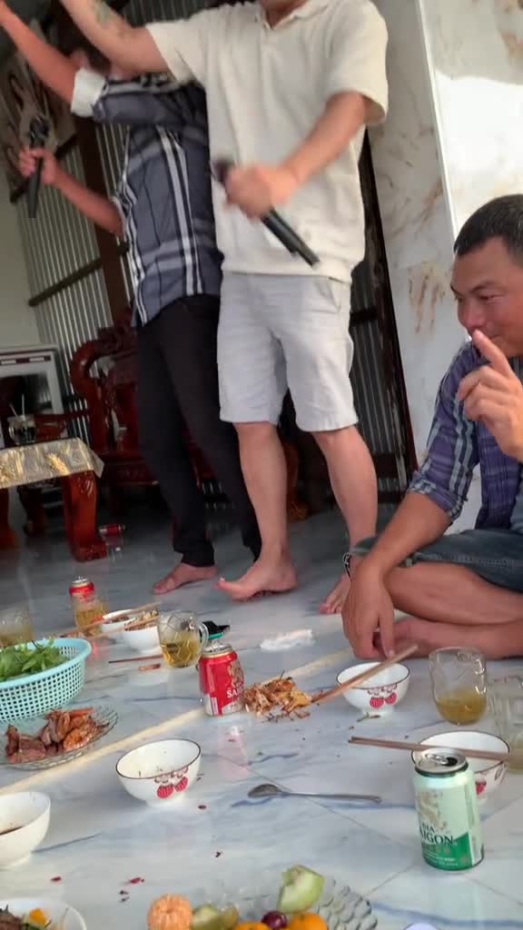 xon-xao-ho-quang-hieu-ve-que-vo-nhau-nhet-hat-karaoke-cung-hang-xom-1682420158.mp4