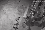 Vừa chạm vào ổ điện, người phụ nữ gặp điều bất ngờ, hốt hoảng bỏ chạy