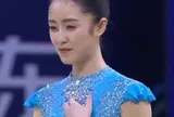 Clip ghi lại khoảnh khắc nữ người mẫu gặp sự cố trang phục ngoài ý muốn trên sân tập