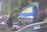 Clip: Uống rượu rồi dùng chân đẩy xe máy, người đàn ông nhận cái kết không ai ngờ