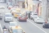 Video gây ám ảnh: Tài xế mở cửa ô tô thiếu quan sát, nữ đi xe máy ngã lăn ra đường, suýt bị taxi cán