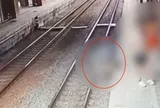 Clip: Xe đẩy bất ngờ lao khỏi sân ga, bé trai 2 tuổi thoát chết trong gang tấc