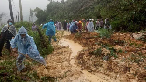 Quảng Ngãi: Mưa lớn sạt lở nghiêm trọng đe dọa nhiều nhà dân