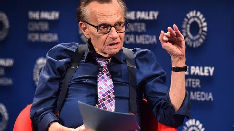 Ngôi sao truyền hình Mỹ Larry King nhập viện do DOVID-19