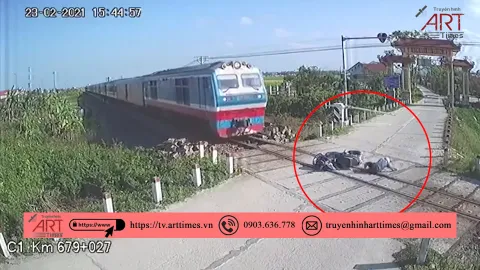 Video người đàn ông thoát chết trong tích tắc trước mũi tàu sau khi cố vượt thanh chắn tàu hỏa