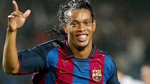 Ronaldinho có cuộc sống bê tha với rượu và tiệc tùng thâu đêm