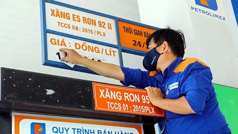 Giá xăng vượt đỉnh, tăng lên mức cao nhất trong hơn 2 năm