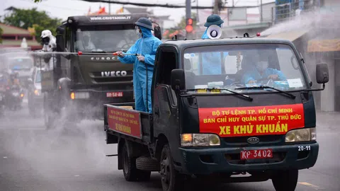 TP.HCM: Quân đội bắt đầu 7 ngày phun khử khuẩn toàn thành phố