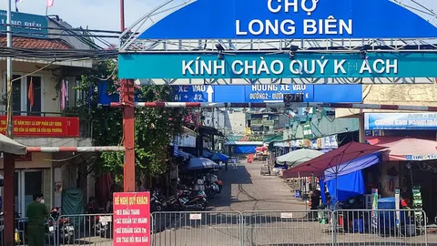 Hà Nội: Phong tỏa chợ đầu mối Long Biên, tìm người từng đến chợ