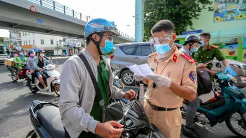 Phó chủ tịch TP.HCM lý giải 3 nguyên nhân khiến lượng người dân ra đường đông đúc