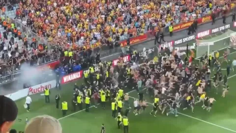 Cổ động viên tràn xuống sân gây náo loạn ở giải Ligue 1 của Messi đang thi đấu
