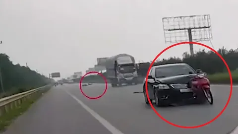 Clip: Rùng mình tài xế xe Toyota Camry tông xe máy trên cao tốc, kéo lê hàng trăm mét