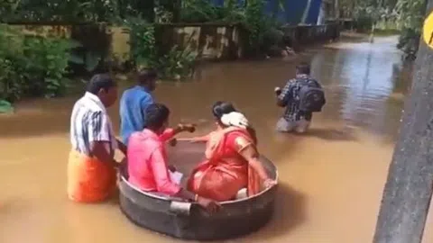 Độc đáo: Cô dâu, chú rể vượt lũ bằng chiếc “nồi nấu ăn” gây sốt cộng đồng mạng