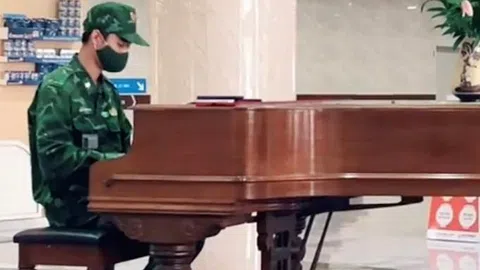 Video: Chàng binh nhất chơi piano cực hay trong bệnh viện gây “sốt” mạng xã hội