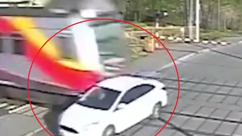 Video: Phớt lờ cảnh báo cố gắng băng qua đường ray, ô tô bị tàu hỏa tông biến dạng