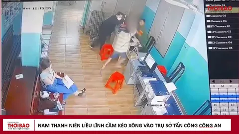 Nam thanh niên liều lĩnh cầm kéo xông vào trụ sở tấn công công an