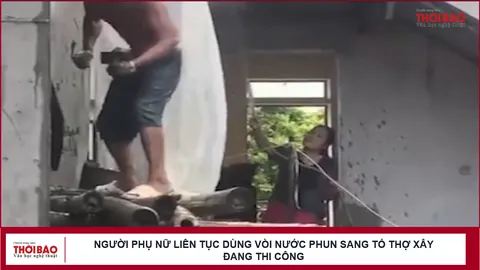 Người phụ nữ liên tục dùng vòi nước phun sang tổ thợ xây đang thi công