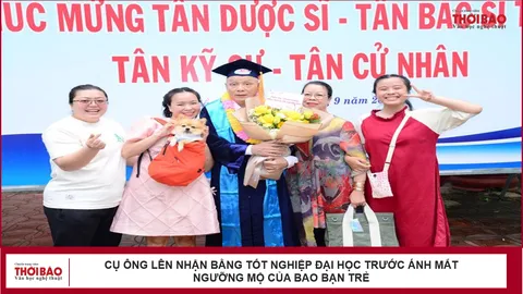 Cụ ông lên nhận bằng tốt nghiệp Đại học trước ánh mắt ngưỡng mộ của bao bạn trẻ