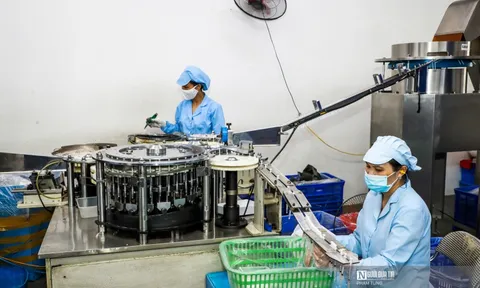 “Đột nhập” xưởng sản xuất "vũ khí" chống Covid-19