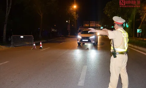 Bữa cơm vội vàng của những chiến sĩ trực chốt tuyến đường vào Thủ đô