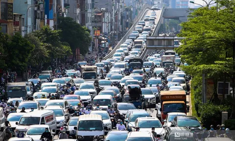 Đường phố Hà Nội ùn tắc dài ngày đầu áp dụng biện pháp phòng dịch mới