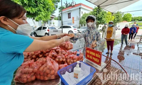 Nghìn suất quà đến tay người dân chịu ảnh hưởng bởi dịch Covid-19 ở Hà Nội