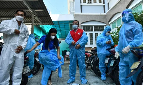 Bác sĩ đến tận nhà F0 trao thuốc, tư vấn chăm sóc sức khỏe