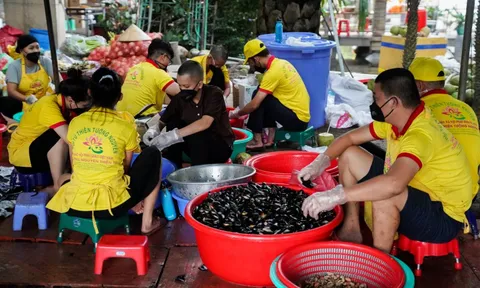 Nhà chùa ở TP.HCM chi 200 triệu đồng mỗi ngày nấu suất ăn miễn phí