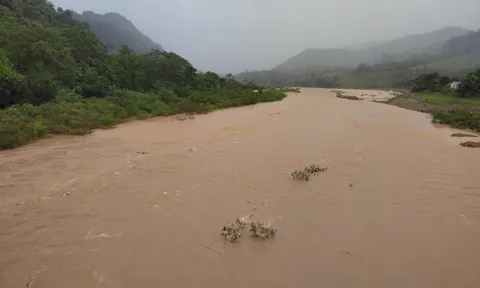 Chùm ảnh: Mực nước sông, suối ở Quảng Trị dâng cao, nguy cơ chia cắt nhiều vùng