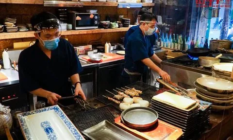 Chỉ bán hàng mang về, nhiều nhân viên nhà hàng "tạm mất việc"