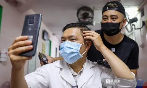 11 "tay kéo" cắt tóc miễn phí cho y, bác sĩ lên đường chống dịch