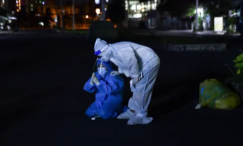 Ảnh cấp cứu F0, người con quỳ tiễn biệt mẹ gây xúc động tuần qua