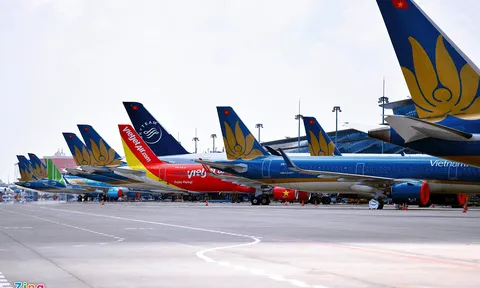 Gần trăm máy bay dầm mưa, dãi nắng ở Nội Bài