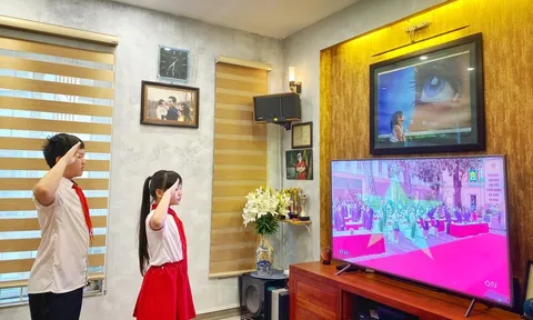 Khoảnh khắc học sinh khai giảng qua màn hình