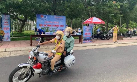Đắk Lắk: CSGT dùng xe đặc chủng hỗ trợ đưa thí sinh đến điểm thi