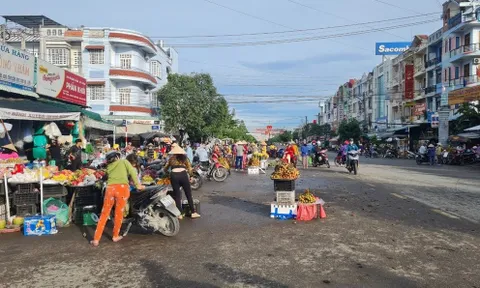 Hậu Giang: Chợ tự phát trên Tỉnh lộ 925 gây mất an toàn giao thông