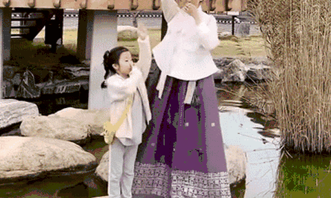 Hari Won công khai nhảy cùng một bé gái còn tự xưng là “mẹ-con”